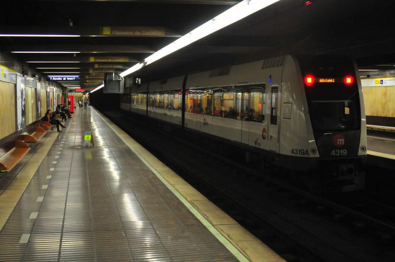 Metrozug in Valencia an der Station Àngel Guimerà